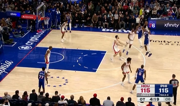 下载开云-你终于站出来了！乔治接恩比德手递手 弧顶干拔三分命中！