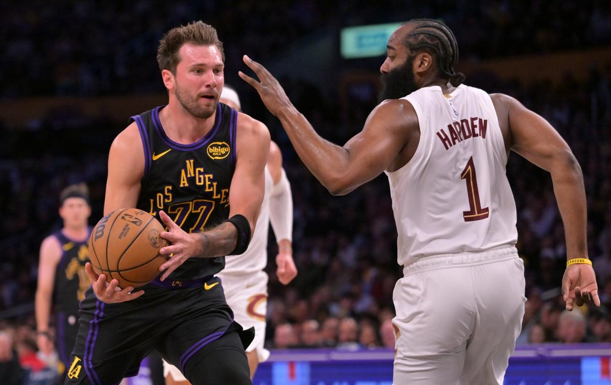 开云体育下载官网-湖人四连胜锁定季后赛，四人携手刷爆纪录，骑士在下一盘大棋？