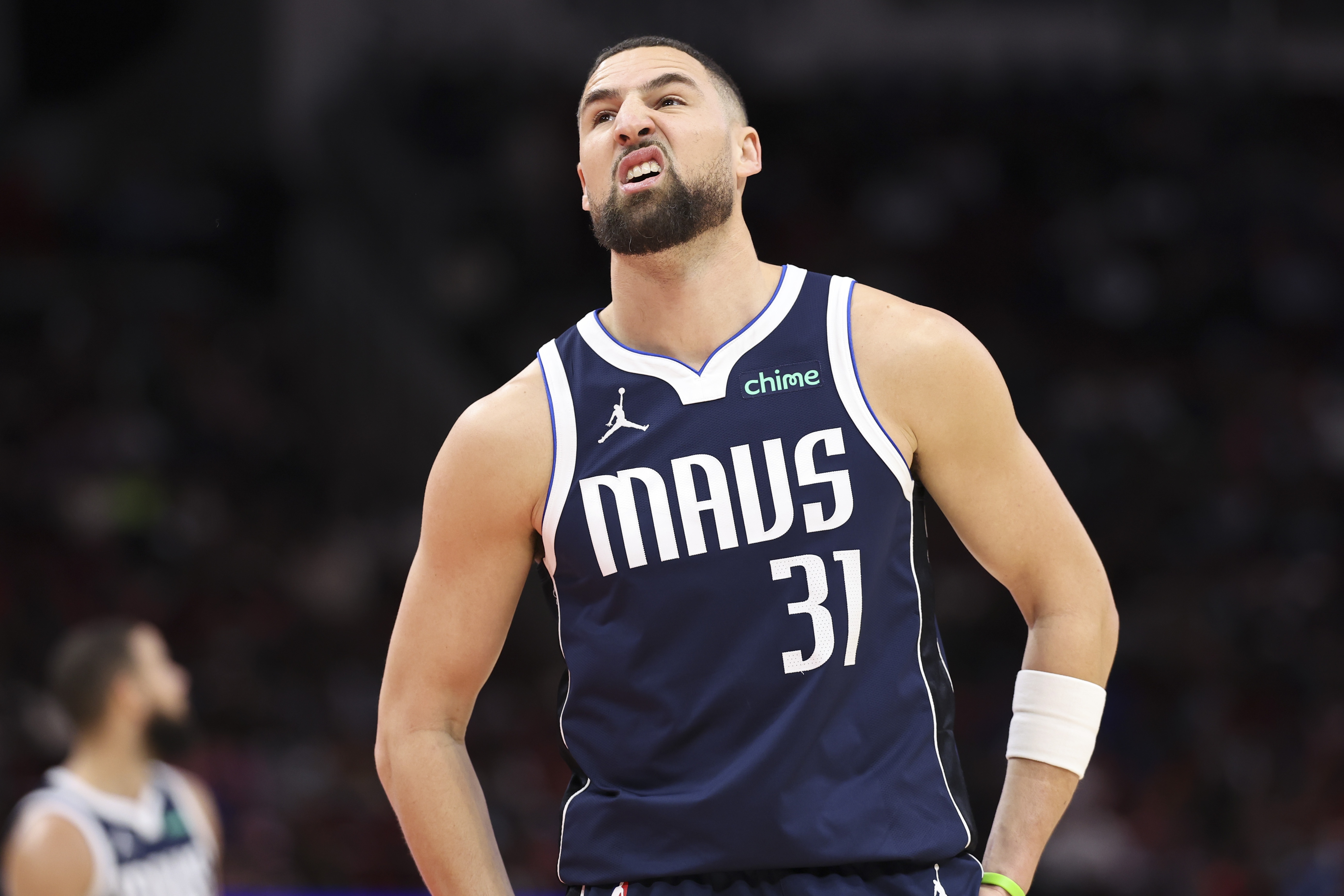 开云体育下载官网-手感冰凉！克莱出战22分钟8中1仅得5分2板2助 三分6中1