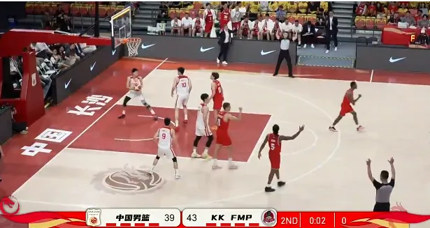 开云体育下载官网-男篮热身赛：王俊杰8分&amp;amp;徐昕8分，中国男篮半场39-46落后